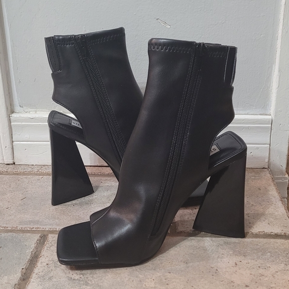 🤑SOLD🤑Steve Madden Safia Cutout Black Bootie - Picture 4 of 16